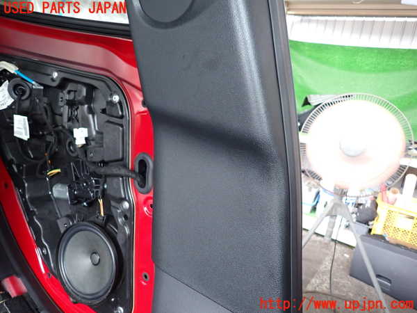 2UPJ-9232647670]ベンツ GLA180 X156(156942)左センターピラートリム 中古_3