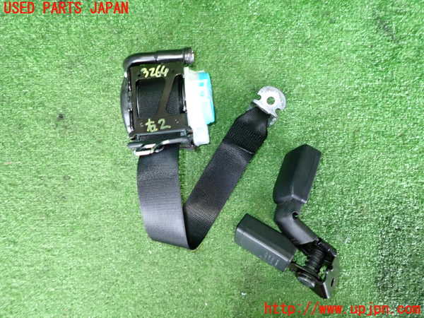 2UPJ-9232647155]ベンツ GLA180 X156(156942)右2列目シートベルト 中古_2