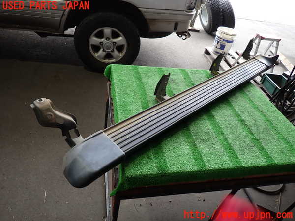 2UPJ-9232651392]ランクル100系(HDJ101K)左サイドステップ 中古_2