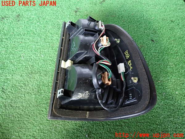 2UPJ-9232651536]ランクル100系(HDJ101K)左テールランプ 中古_3