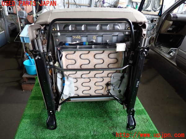 2UPJ-9232657035]ランクル100系(HDJ101K)運転席シート 中古_5