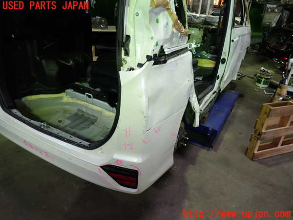 1UPJ-9232721610]ノアハイブリッド(ヴォクシーハイブリッド)(ZWR90W)リアバンパー 中古_2