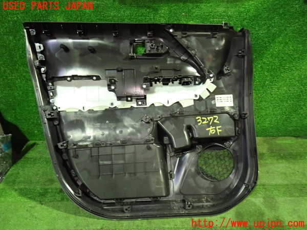 1UPJ-9232721234]ノアハイブリッド(ヴォクシーハイブリッド)(ZWR90W)右前ドア内張り 中古_4