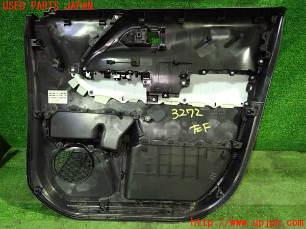 1UPJ-9232721264]ノアハイブリッド(ヴォクシーハイブリッド)(ZWR90W)左前ドア内張り 中古_4