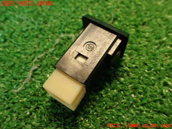 2UPJ-9232846312]クラウン 4ドア ハードトップ(GS131)スイッチ7(トランクオープナー) 中古_3