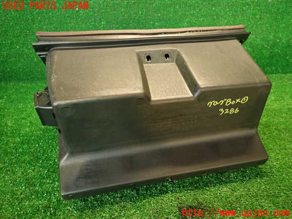 2UPJ-9232847516]クラウン 4ドア ハードトップ(GS131)グローブボックス1 中古_4