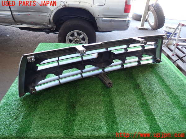 2UPJ-9232861050]ハイラックスサーフ(KZN185W)ラジエターグリル 中古_4