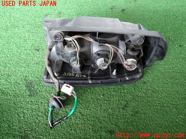 2UPJ-9232861536]ハイラックスサーフ(KZN185W)左テールランプ 中古_4