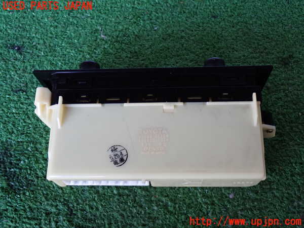 2UPJ-9232866066]ハイラックスサーフ(KZN185W)エアコンスイッチ1 中古_3