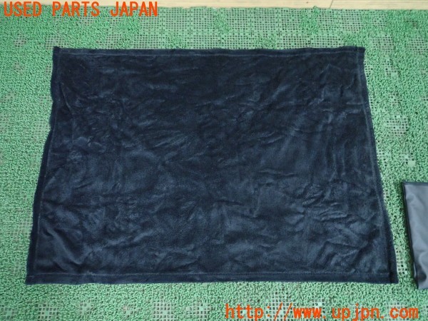 3UPJ=9232880001]アウディ A1 スポーツバック(8XCHZ)純正? ブランケット 収納袋付き 中古_2