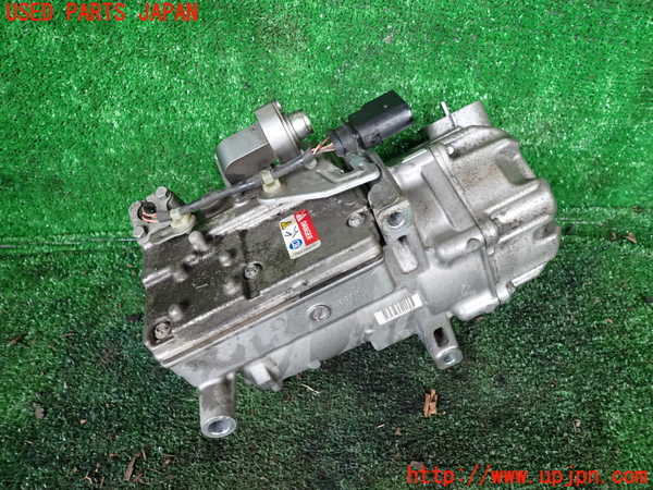 1UPJ-9232936025]ポルシェ・カイエン S ハイブリッド(92ACGE)エアコンコンプレッサー 中古_2