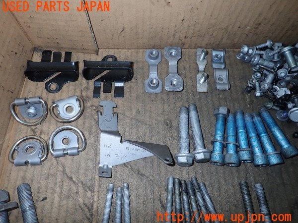 3UPJ=9232960720]ベンツ C200 ステーションワゴン(204248 S204)ネジ・ナット・ステー類 セット ジャンク_2