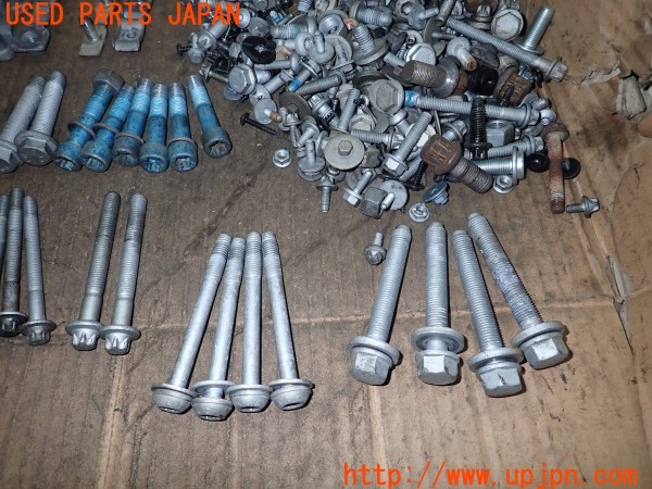3UPJ=9232960720]ベンツ C200 ステーションワゴン(204248 S204)ネジ・ナット・ステー類 セット ジャンク_5