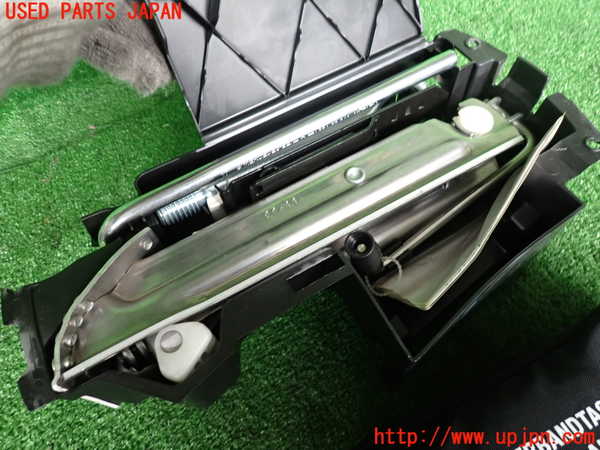 2UPJ-9232967805]ベンツ C200 ステーションワゴン(204248)(204)車載工具 中古_2