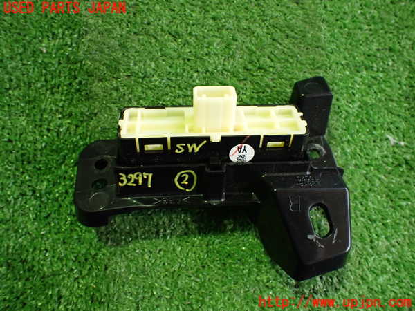 2UPJ-9232976307]レクサス・UX250h(MZAH10)スイッチ2(給油口　バックドア) 中古_2