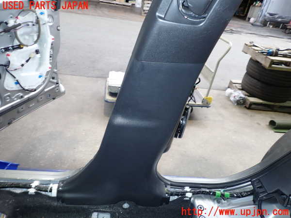 2UPJ-9232977665]レクサス・UX250h(MZAH10)右センターピラートリム 中古_2