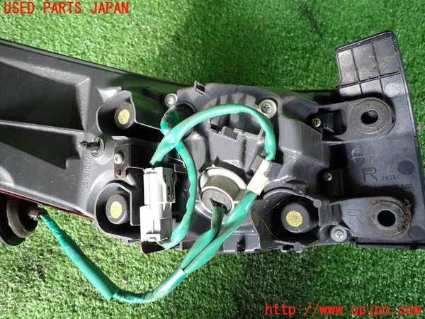 2UPJ-9232991530]レクサス・RC300h(AVC10)右テールランプ 中古_4