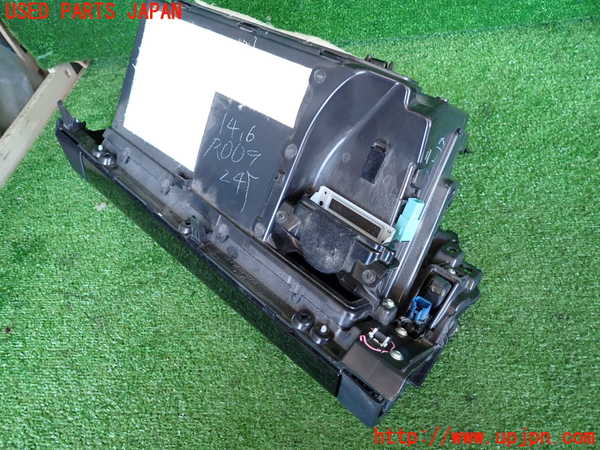 2UPJ-9232997516]レクサス・RC300h(AVC10)グローブボックス1 中古_2