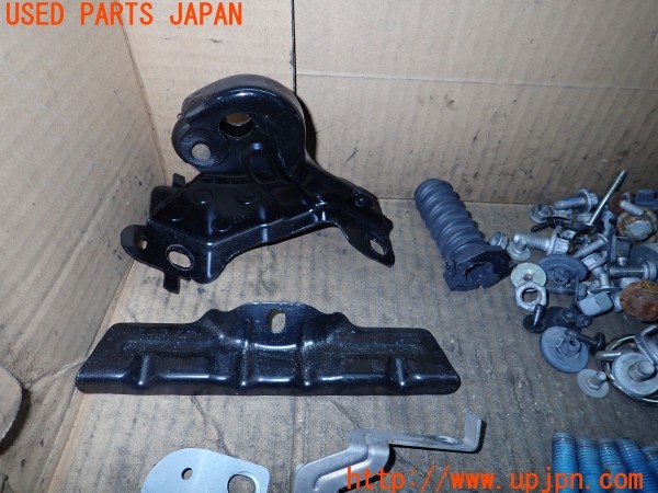 3UPJ=9233000720]ベンツ CLS350(218359 C218)ネジ・ナット・ステー類 セット ジャンク_2