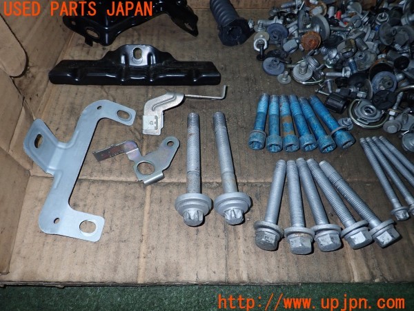 3UPJ=9233000720]ベンツ CLS350(218359 C218)ネジ・ナット・ステー類 セット ジャンク_3