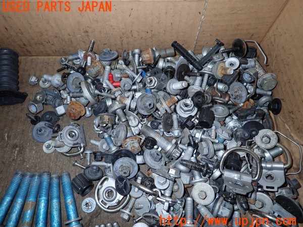 3UPJ=9233000720]ベンツ CLS350(218359 C218)ネジ・ナット・ステー類 セット ジャンク_4