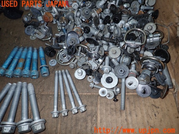 3UPJ=9233000720]ベンツ CLS350(218359 C218)ネジ・ナット・ステー類 セット ジャンク_5