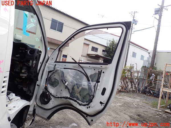 1UPJ-9233021230]NV350 キャラバン バン(VW2E26)右前ドア ジャンク部品取り_5
