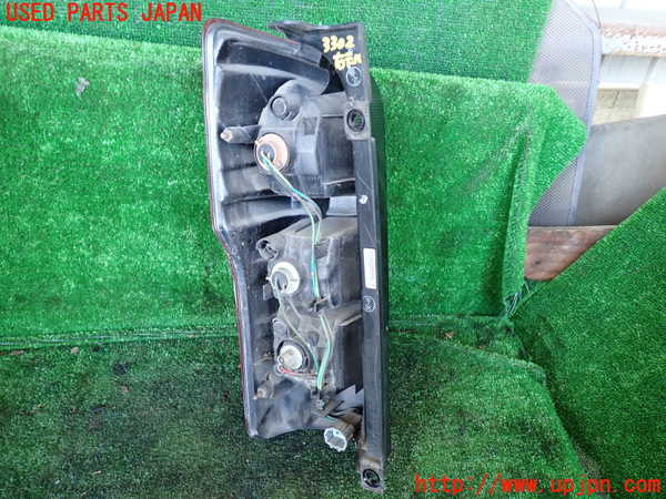 1UPJ-9233021530]NV350 キャラバン バン(VW2E26)右テールランプ 中古_3