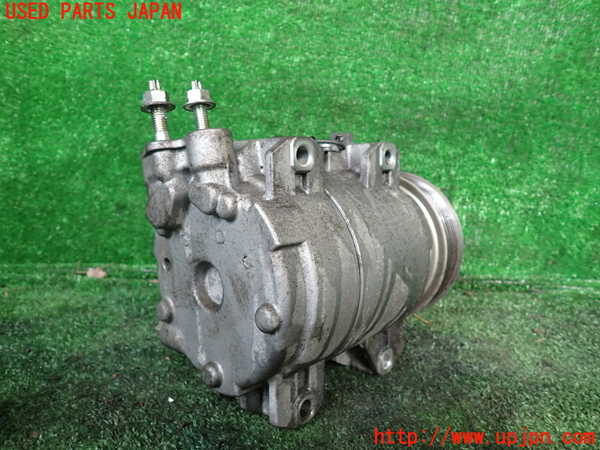 1UPJ-9233026025]NV350 キャラバン バン(VW2E26)エアコンコンプレッサー 中古_2