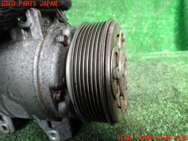 1UPJ-9233026025]NV350 キャラバン バン(VW2E26)エアコンコンプレッサー 中古_3