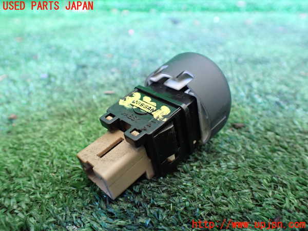 1UPJ-9233026290]NV350 キャラバン バン(VW2E26)ハザードスイッチ 中古_2