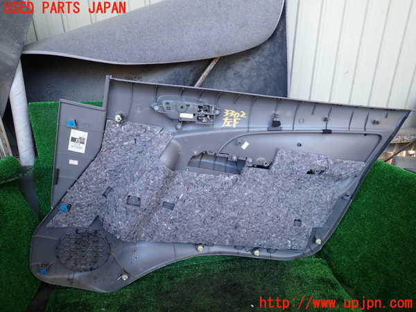 1UPJ-9233021264]NV350 キャラバン バン(VW2E26)左前ドア内張り 中古_4