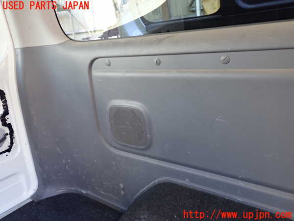 1UPJ-9233027680]NV350 キャラバン バン(VW2E26)左リアピラートリム 中古_3