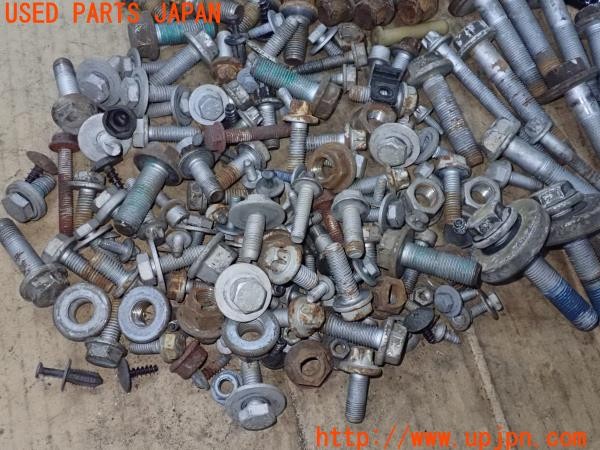 3UPJ=9233060720]ベンツ V350 トレンド(639350C)ネジ・ナット・ステー類 セット ジャンク_4