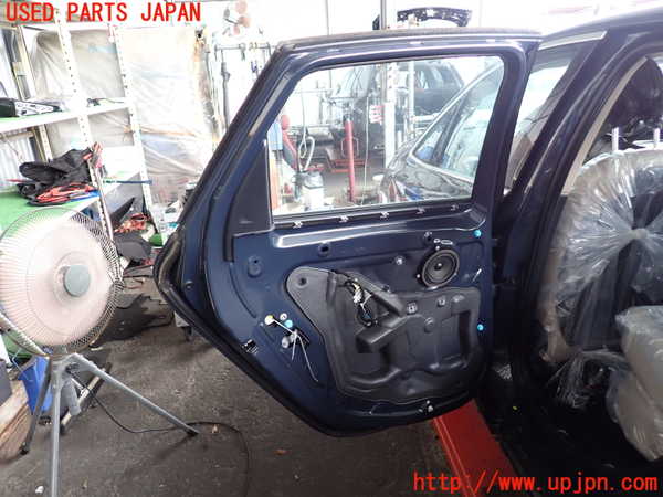 2UPJ-9233101320]BMW 218d アクティブツアラー F45(2C20)左後ドア 中古 FUYAO M532 43R-001734_3