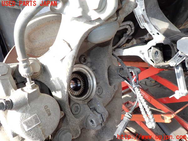 2UPJ-9233104290]BMW 218d アクティブツアラー F45(2C20)右フロントナックルハブ 中古_2