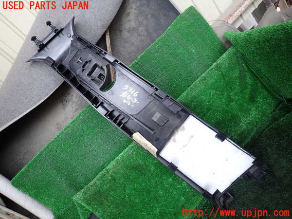 1UPJ-9233167665]ジープ・グランドチェロキー(WK36A)右センターピラートリム 中古_2
