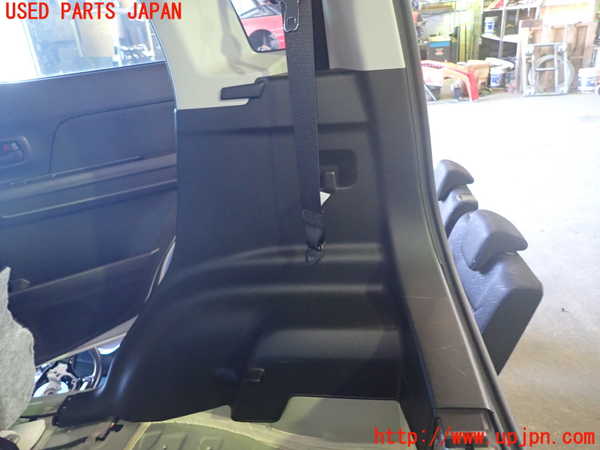 1UPJ-9233177675]ワゴンR(MH95S)右リアピラートリム 中古_3