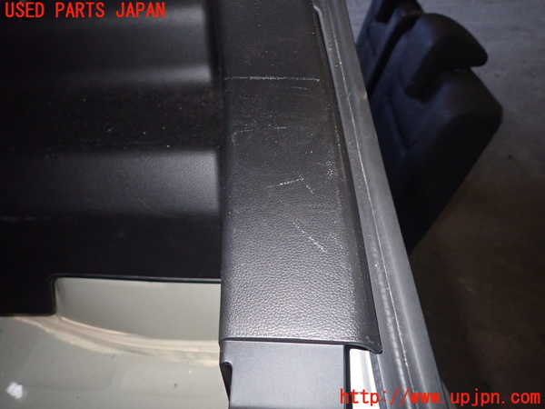 1UPJ-9233177675]ワゴンR(MH95S)右リアピラートリム 中古_4