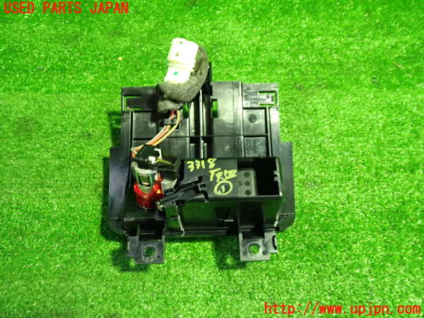 1UPJ-9233187821]アウディ・TTS クーペ(8JCDLF)灰皿1 中古_4