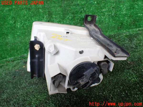 1UPJ-9233191180]ハイエースワゴン100系(RZH101G)右フォグ 中古_3