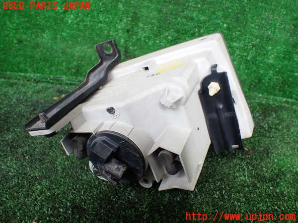 1UPJ-9233191182]ハイエースワゴン100系(RZH101G)左フォグ 中古_3