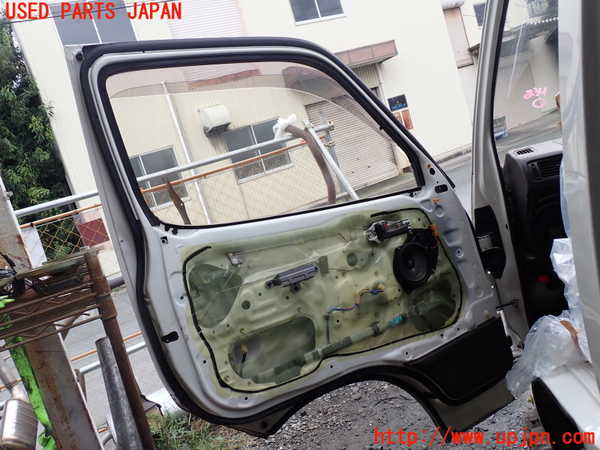 1UPJ-9233191260]ハイエースワゴン100系(RZH101G)左前ドア ジャンク部品取り_4