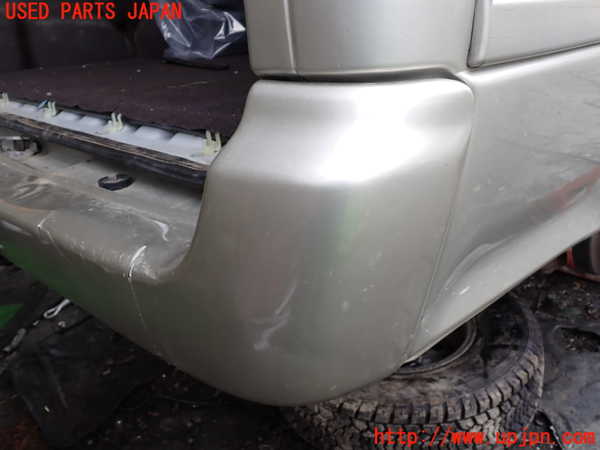 1UPJ-9233191610]ハイエースワゴン100系(RZH101G)リアバンパー 中古_4