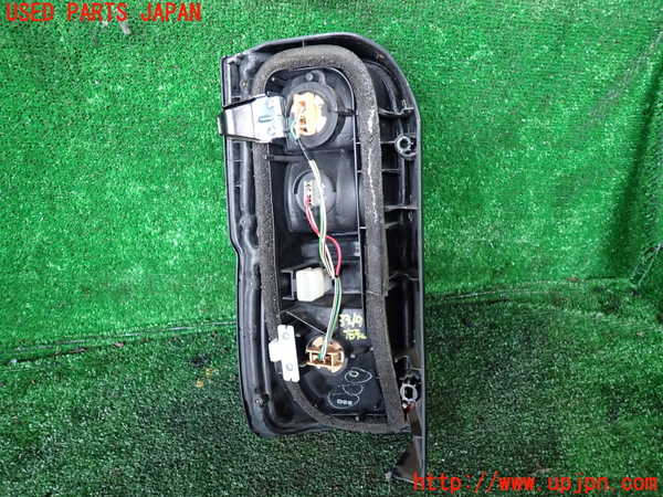 1UPJ-9233191530]ハイエースワゴン100系(RZH101G)右テールランプ 中古_2