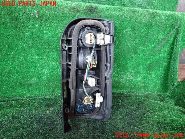 1UPJ-9233191536]ハイエースワゴン100系(RZH101G)左テールランプ 中古_4