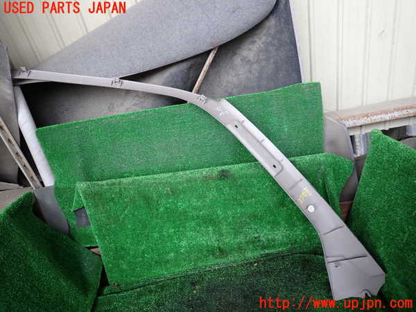 1UPJ-9233197655]ハイエースワゴン100系(RZH101G)右フロントピラートリム 中古_3