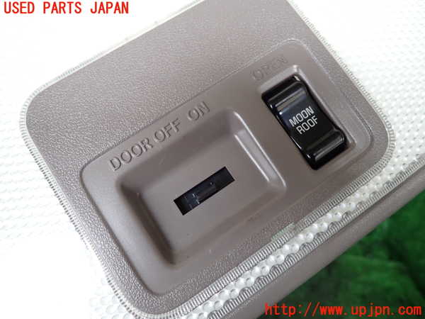 1UPJ-9233196412]ハイエースワゴン100系(RZH101G)ルームランプ2 (２列目真中) 中古_2