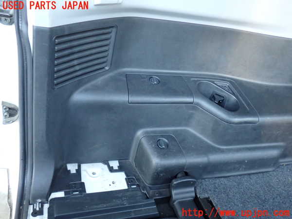 2UPJ-9233267680]パジェロ(V75W)左リアピラートリム 中古_4