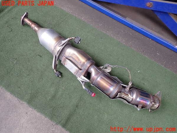 2UPJ-9233272661]レクサス・CT200h(ZWA10)触媒1 中古_4